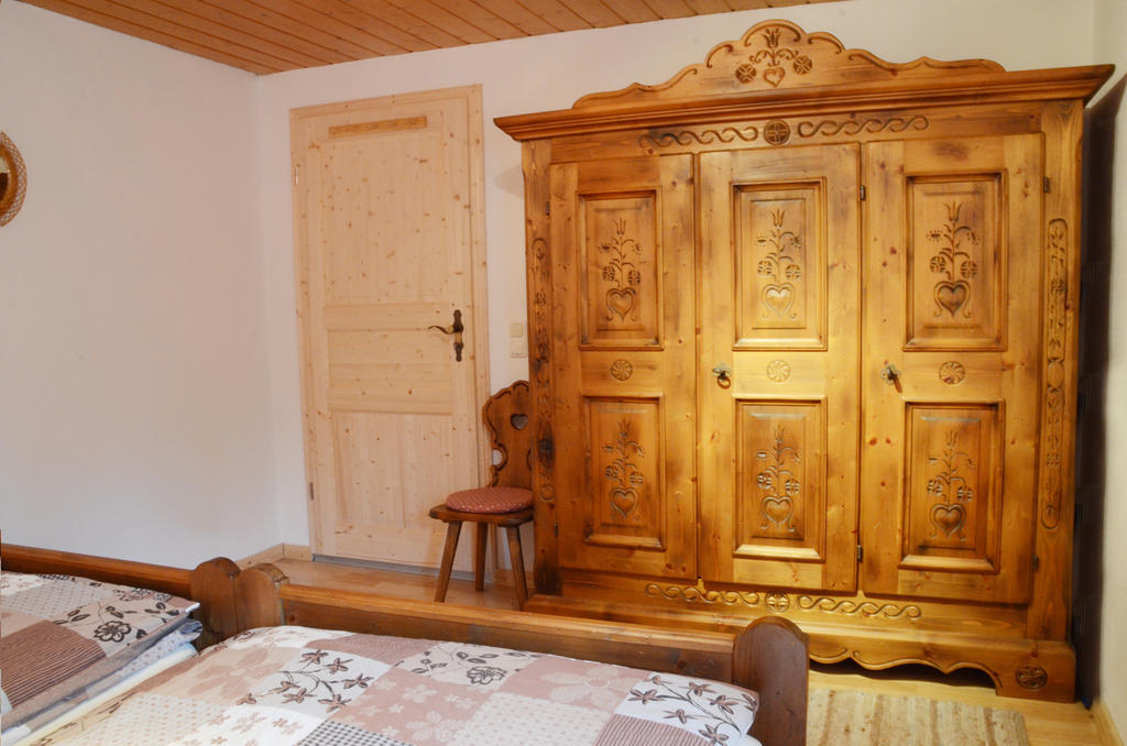 Suite Sinja Erlebnisferienwohnung Hausham Kamer foto