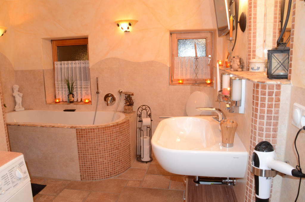 Suite Sinja Erlebnisferienwohnung Hausham Kamer foto